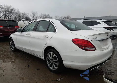 2016 Mercedes-Benz C 300 4Matic z USA, uszkodzony, nr VIN 55SWF4KB1GU103713